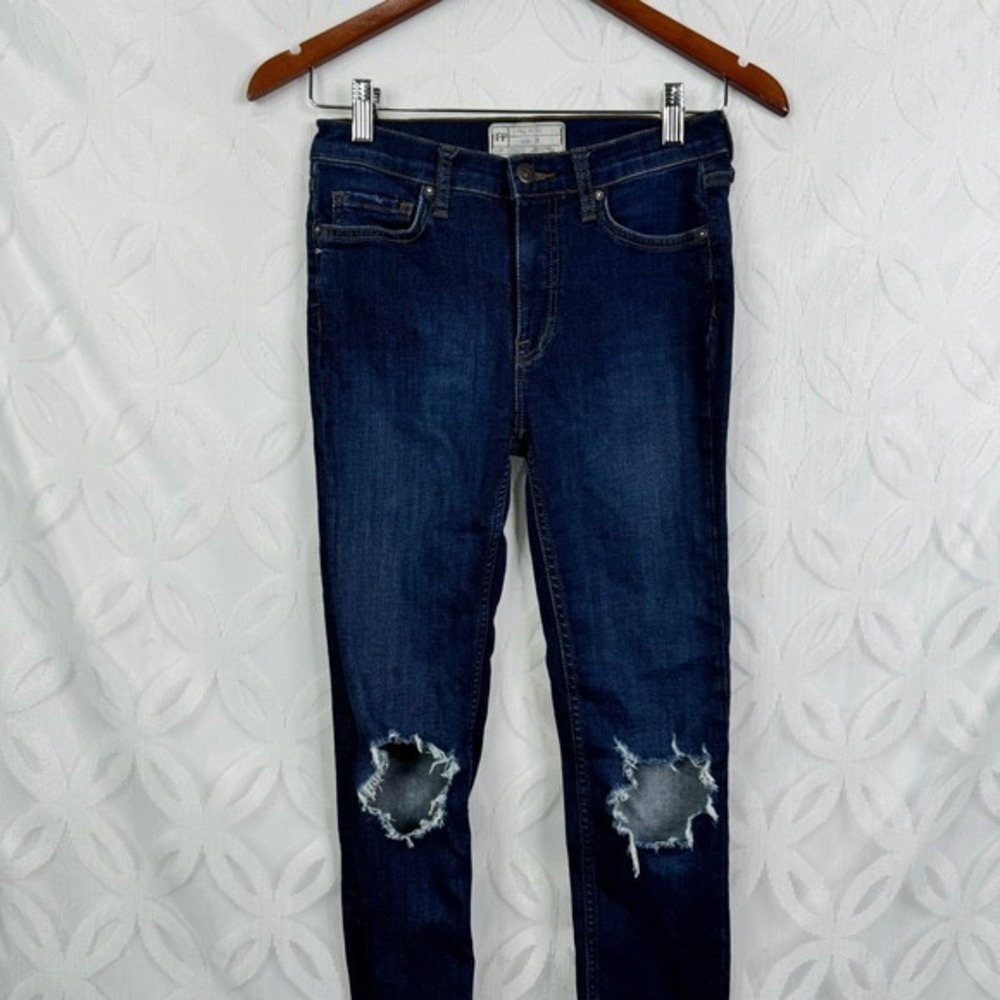 Free People Distressed Jeans Dark Wash Ripped Knee Size 26 - Picture 3 of 10